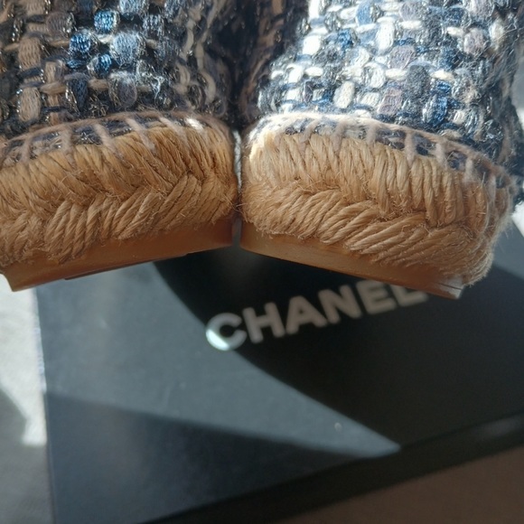 Beautiful tweeted Chanel, only worn handful of time, sold out at Chanel - Picture 5 of 5